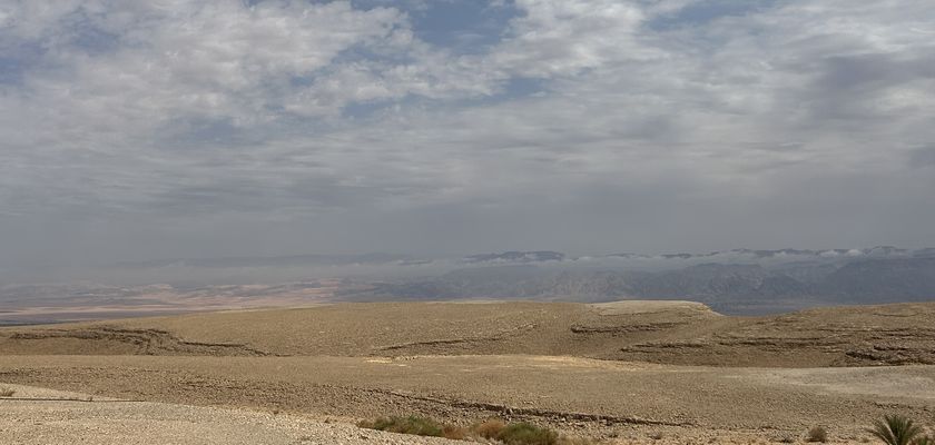 עננים מעל המדבר