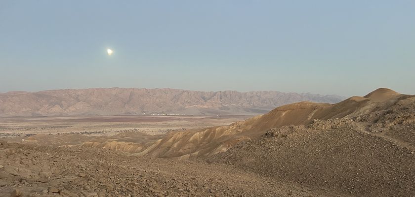 ירח מעל הגבעות